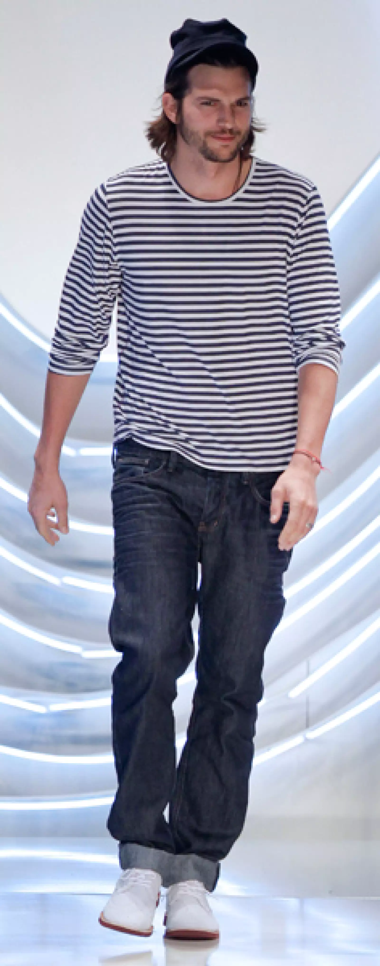 El esposo de Demi Moore, Ashton Kutcher, abrió el desfile para la marca brasileña Colcci.