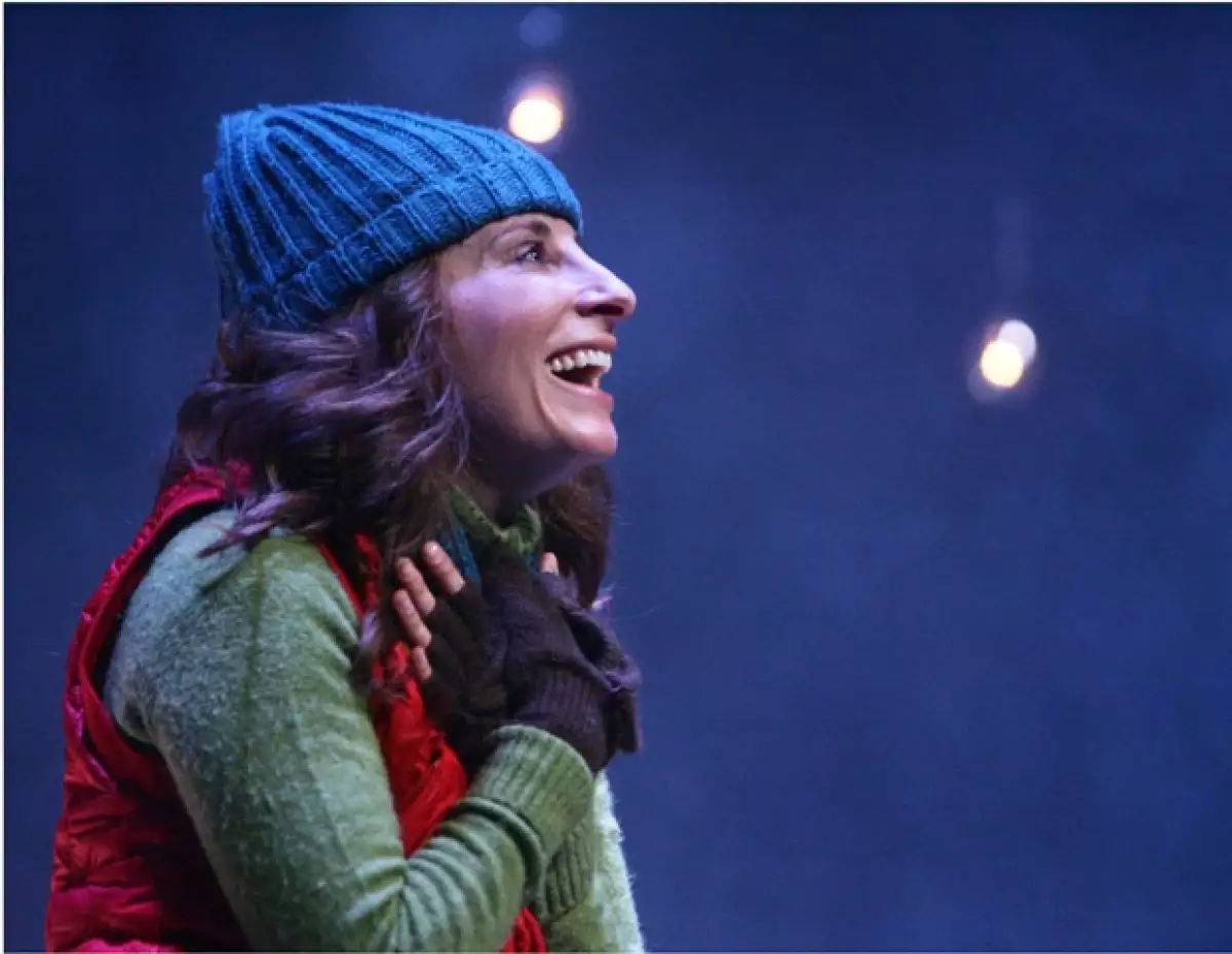 La actriz mexicana se incorporó a la obra de teatro Casi un pueblo, donde interpreta a cinco personajes, en donde celebró sus 15 años de carrera artística.