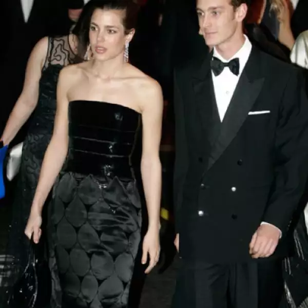 Carlotta y Pierre Casiraghi, hijos de la princesa Carolina de Hannover, llegaron juntos a la fiesta.