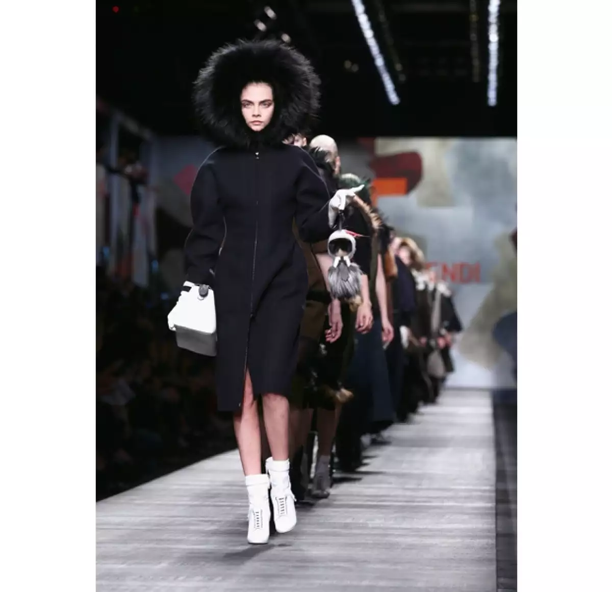 La modelo caminó en la pasarela de Fendi, firma liderada por el creativo Lagerfeld.