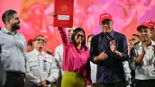 Delcy Rodríguez (C), presidente interino de Venezuela, sostiene la reforma de la ley de hidrocarburos durante una protesta el 29 de enero de 2026 en Caracas, Venezuela. Los partidarios de Nicolás Maduro exigen respeto por la soberanía de Venezuela y la defensa de la industria petrolera.