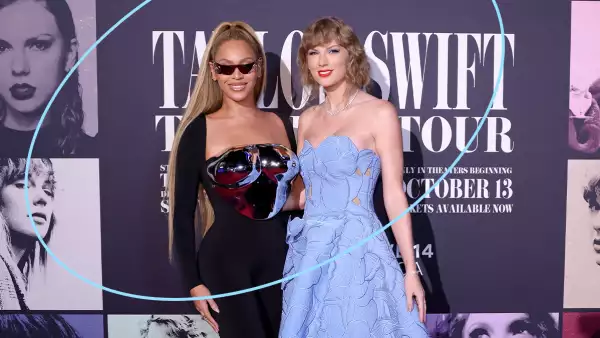 Beyoncé llega a la premiere de The Eras Tour en cines y posa junto a Taylor Swift.