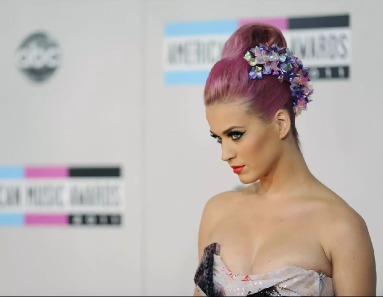 La intérprete de Firework lució radiante con un vestido strapless, con detalles orientales.