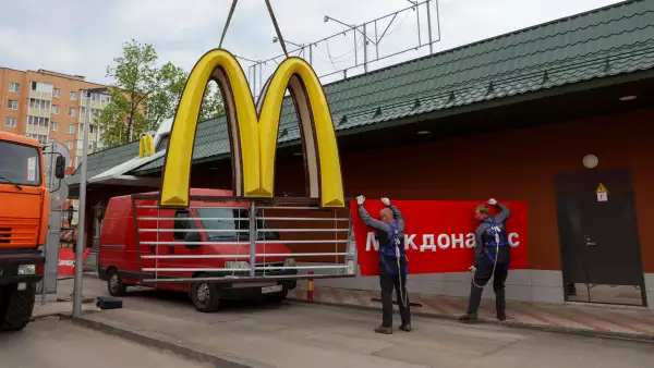(Trabajadores usan una grúa para desmantelar los arcos dorados de McDonald's mientras retiran la señalización del logotipo de un restaurante de McDonald's en la ciudad de Kingisepp en la región de Leningrado, Rusia)