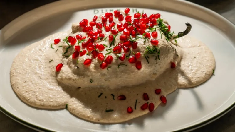 Un chile en nogada puesto sobre un plato