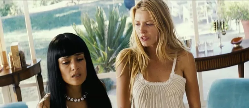 La actriz mexicana elogió a su compañera de trabajo en la película `Savages´.