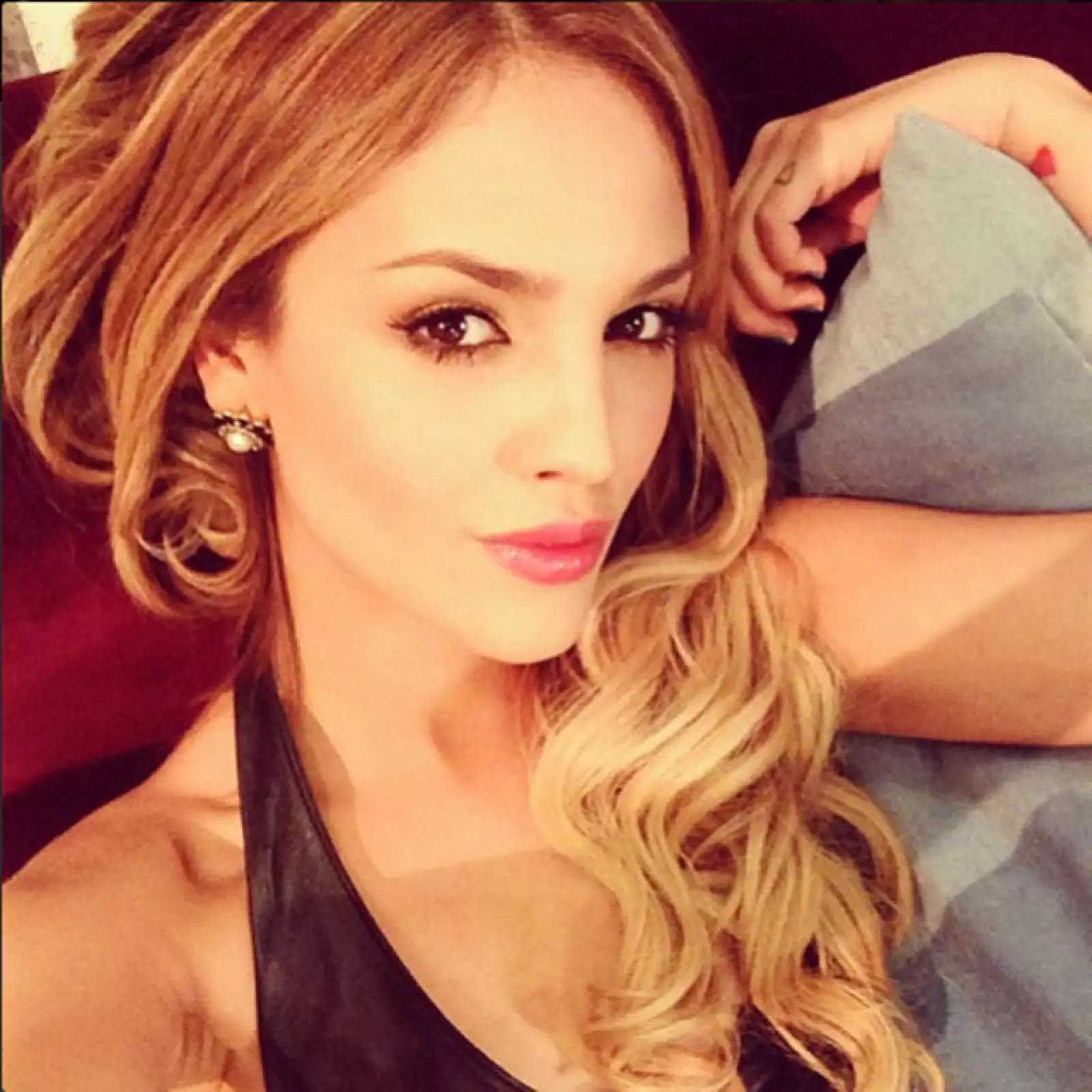 Aunque las largas horas de rodaje la dejaban exhausta, la también cantante nunca perdió el buen humor y las ganas de saludar a sus seguidores.