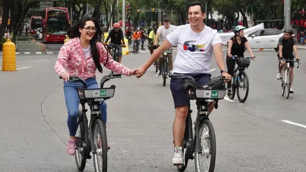 Pareja se toma de la mano mientras usa Ecobici