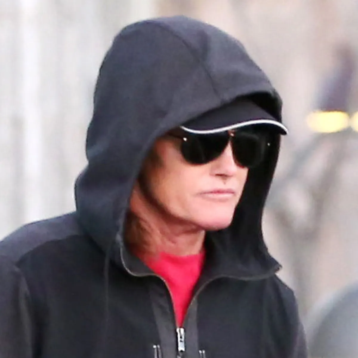 Así fue visto Bruce Jenner esta mañana. Algunos apuntan que su cara luce más estirada de lo normal. ¿Se habrá hecho un face lift?