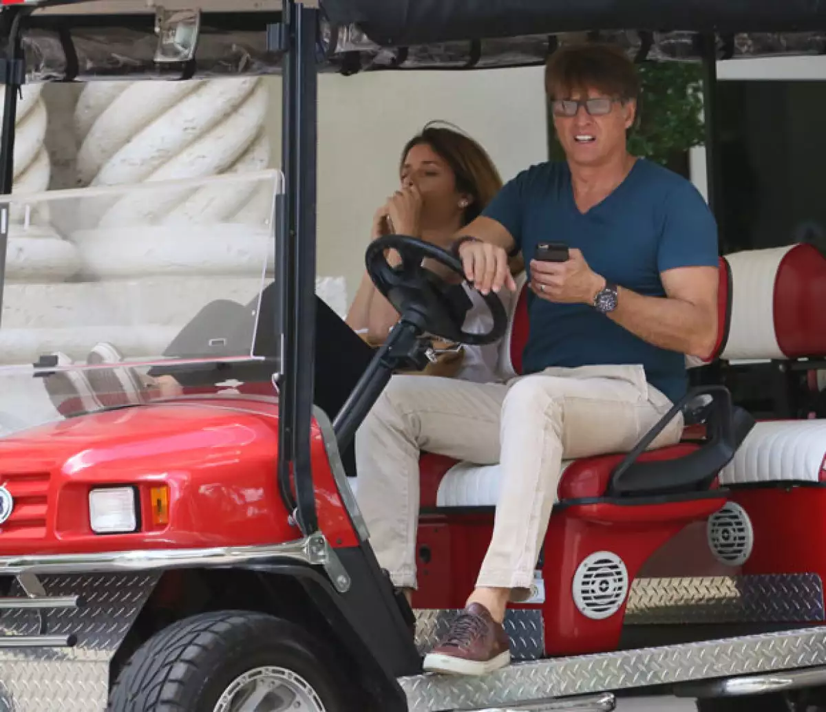 La pareja de famosos fue captada disfrutando en un nuevo "auto" muy divertidos, en su paseo por Miami.