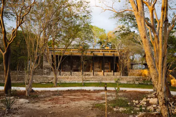 Foto de la hacienda xtojil en medio de la selva maya