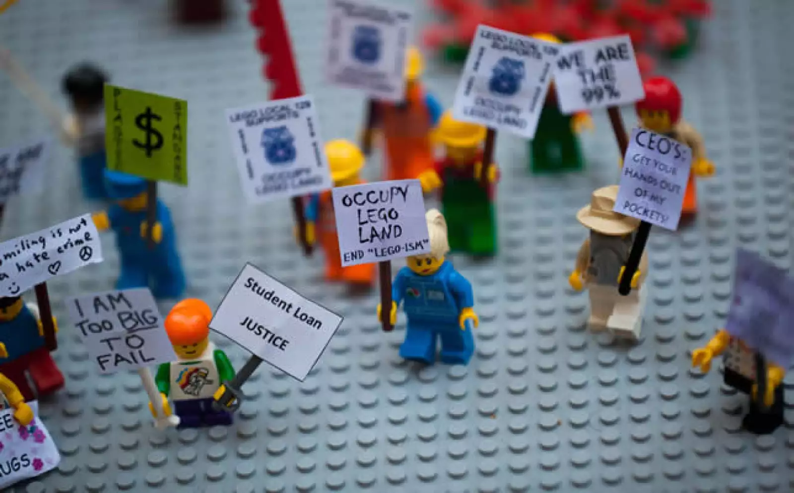 Estos manifestantes se fueron a NY para unirse a las protestas de los Indignados. Nada que ver con Legoland, pero sí con los versátiles legos.
