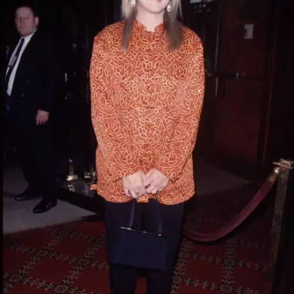 1994: Varios años después, Meryl dejó los 80 atrás, pero aún no daba la bienvenida a los vestidos de gala. Aquí con una camisa tipo kimono y pantalones loose fit.