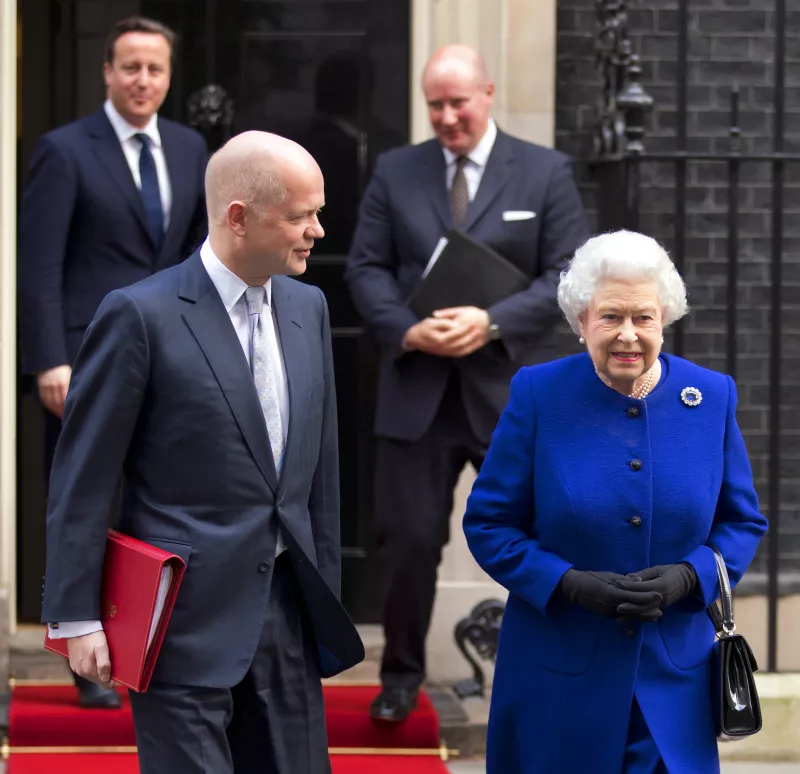 Sir Christopher Geidt y la reina Isabel II