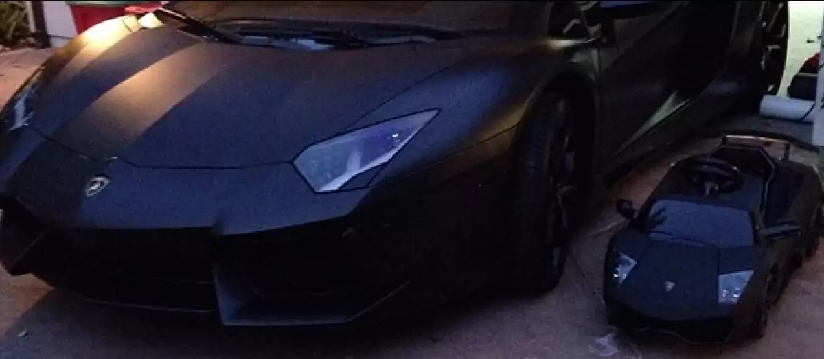Kim Kardashian publicó la imagen de un costoso Lamborghini junto con otro miniatura para su hija y escribió: "De tal palo tal astilla" Nos preguntamos, ¿De quién habrá sido la idea?
