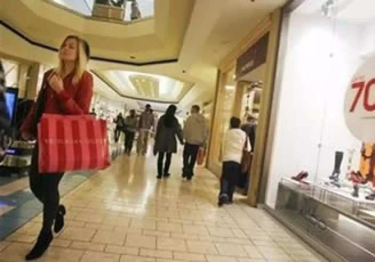 Las compras con tarjetas bancarias en EU se redujeron por la recesión económica. (Foto: Reuters)