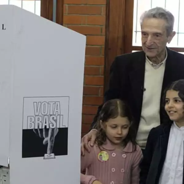 candidato acude a votar