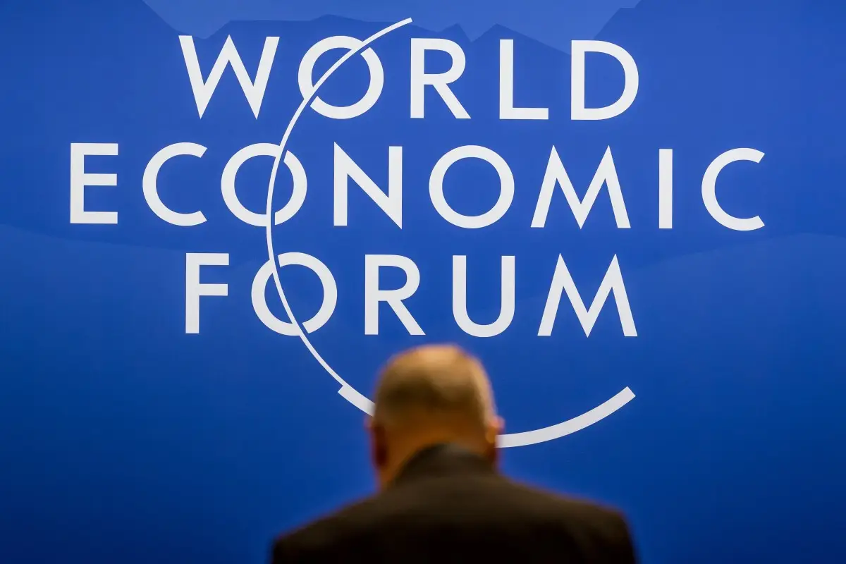 Un cartel del Foro Económico Mundial (FEM) se ve en el Centro de Congresos en su día de apertura en Davos el 19 de enero de 2026. El Foro Económico Mundial tiene lugar en Davos del 19 al 23 de enero de 2026.