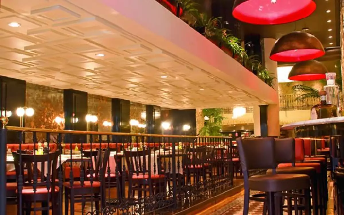 Hay zonas para grandes grupos, ver el futbol o estar en pareja.