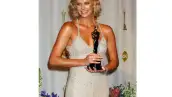 Charlize Theron, Mejor Actriz (Monster), 2004. Unos impactantes aretes largos que se adaptaron perfecto al escote de su vestido.