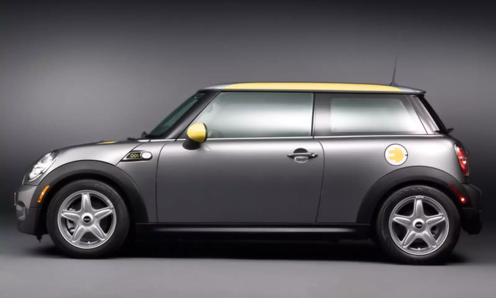 El MINI E cuenta con un motor eléctrico de 150 kW/204 caballos de fuerza, al que la batería de iones de litio le proporciona una autonomía aproximada de 165 kilómetros (combinado entre ciudad y carretera).