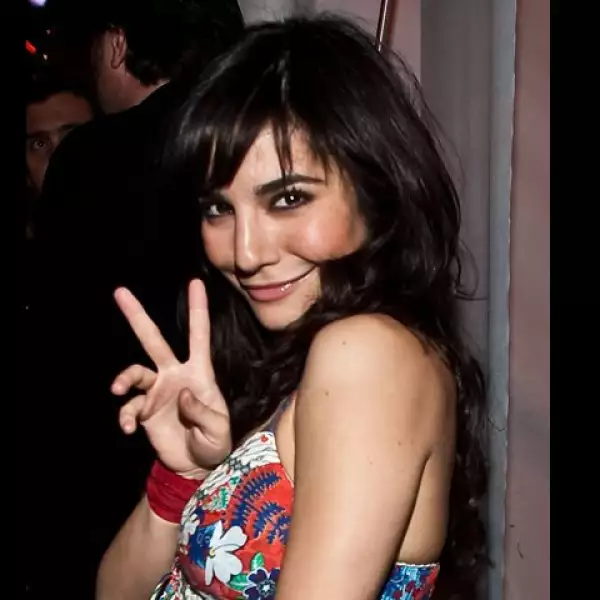 En 1999 cuando recibe su primera oportunidad profesional como conductora del programa Zapping Zone, transmitido por Disney Channel.