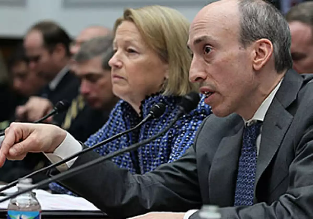 La presidenta de la SEC, Mary Schapiro, con Gary Gensler, quien preside la CFCT. (Foto: CNNMoney.com)