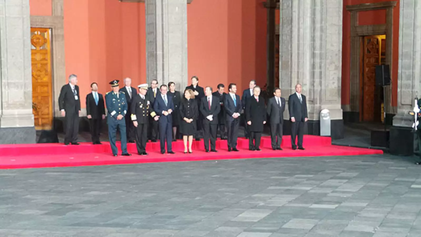 El gabinete de Enrique Peña Nieto esperando la llegada del Papa.