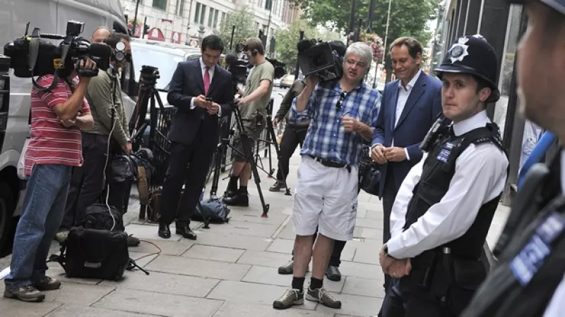 periodistas esperan afuera de una corte en londres