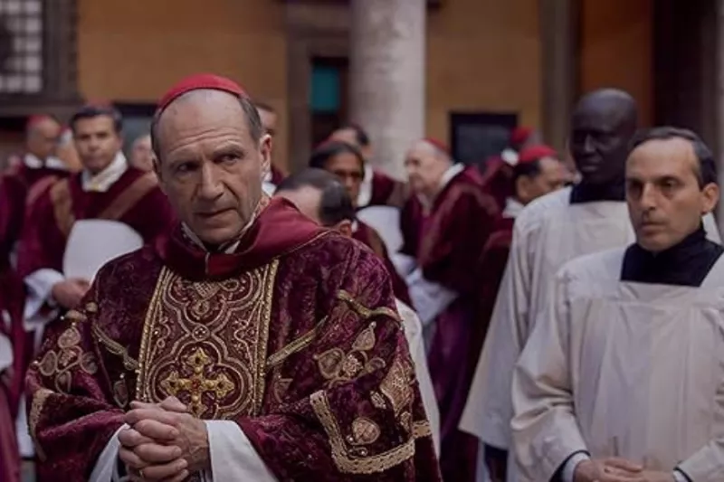 ¿Dónde ver la película Cónclave y de qué trata?