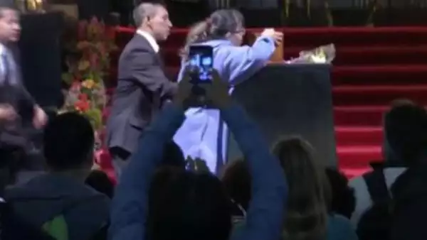 Desde ayer que comenzó el homenaje en Bellas Artes todo ha transcurrido con normalidad, hasta que hoy un asistente no respetó la vaya de seguridad.