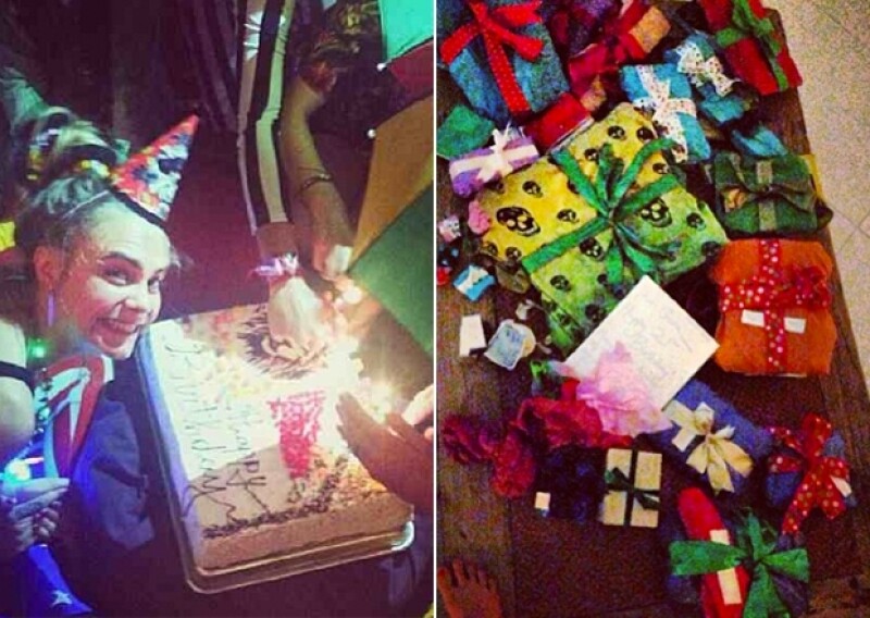 Cara soplando las velitas de su pastel. Presumió todos sus regalos de cumpleaños.