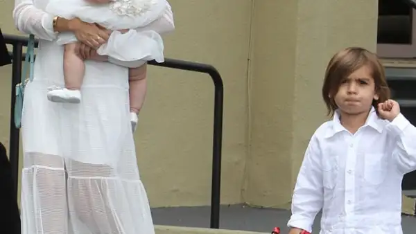 Los pequeños hijos de Kourtney Kardashian y Scott Disick robaron cámara ayer en California, mientras asistían a la misa de resurección acompañados de sus familiares.