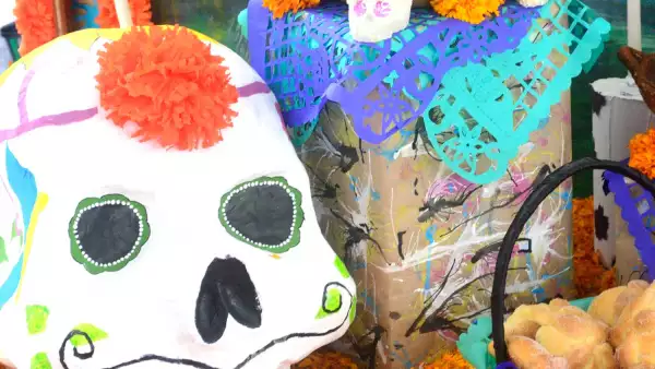 Una jornada entre calaveras, papel picado