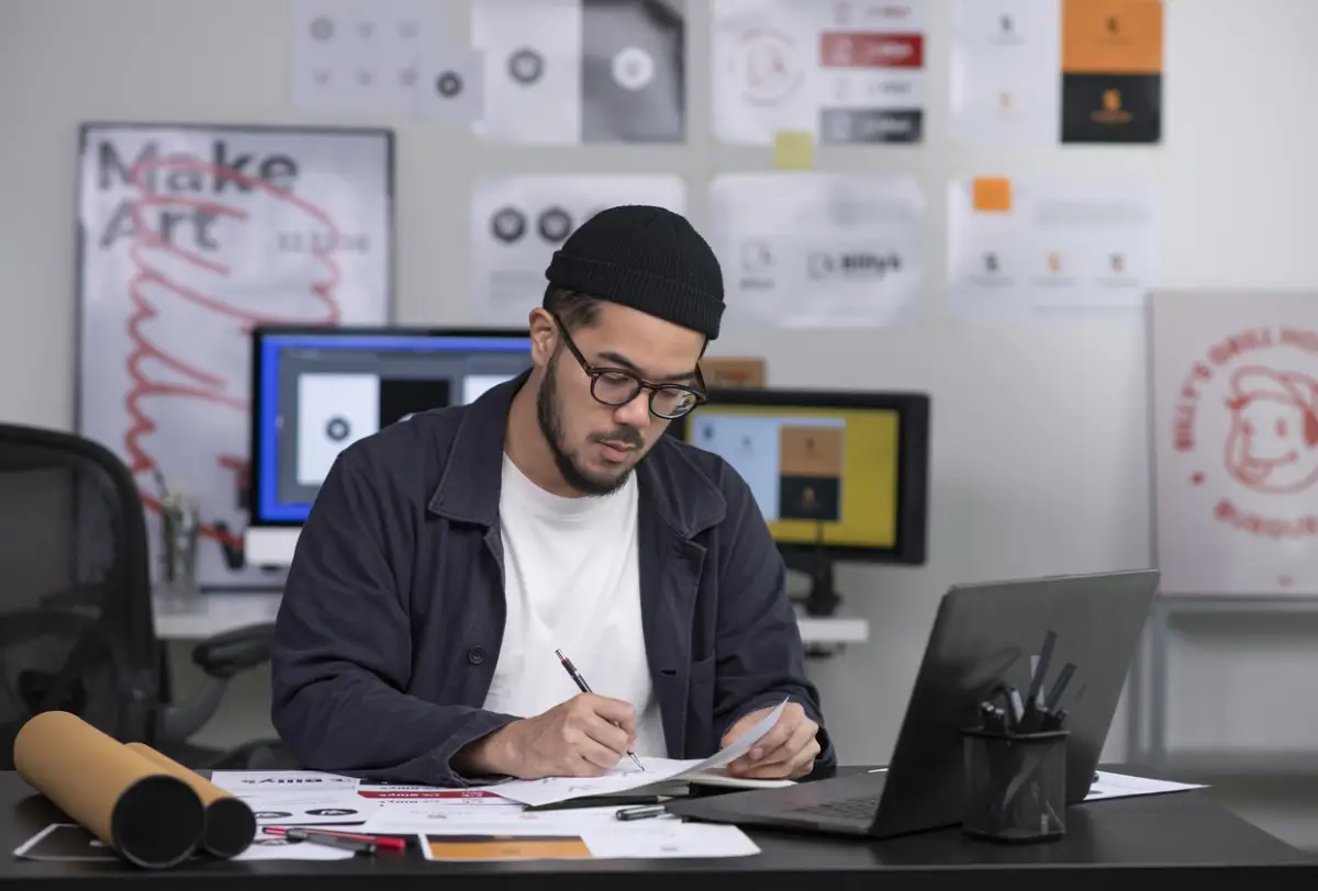 Si trabajo para una empresa extranjera y vivo en México, ¿debo declarar impuestos al SAT? 