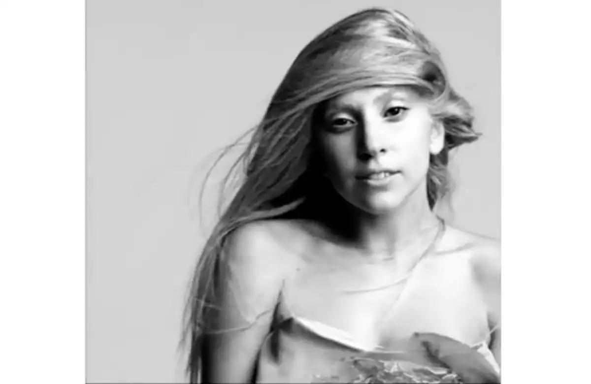 Lady Gaga se ve muy natural y diferente en su nuevo video de You And I.