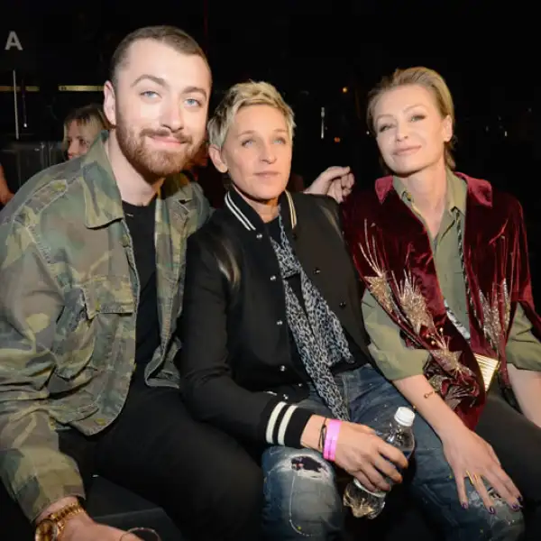 Sam Smith, Ellen DeGeneres y Portia de Rossi en front row.