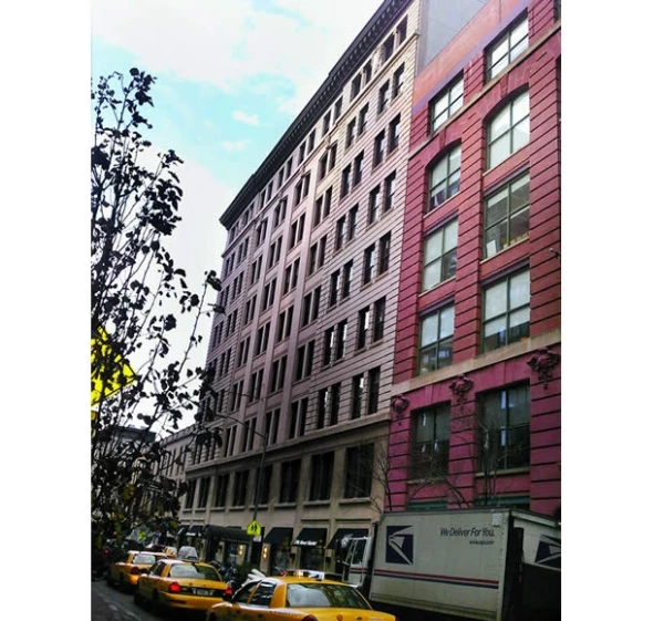 El departamento ocupa completamente la mitad oeste del séptimo piso.