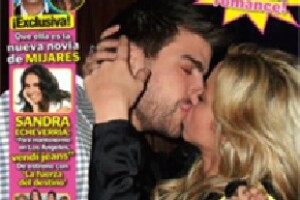 La imagen de la pareja besándose fue portada de la revista TV y Novelas.