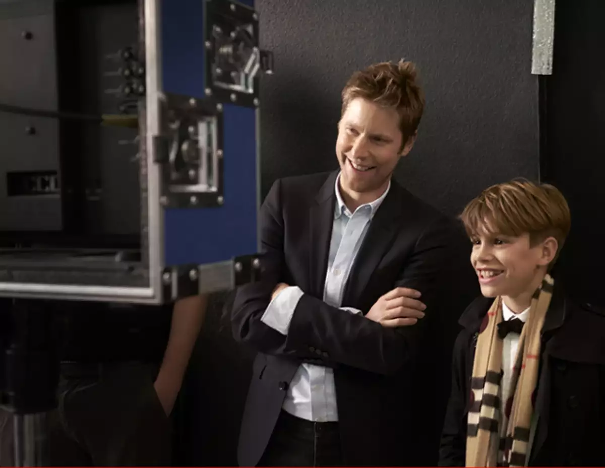 Christopher Bailey en el Behind The Scenes con Romeo Beckham.