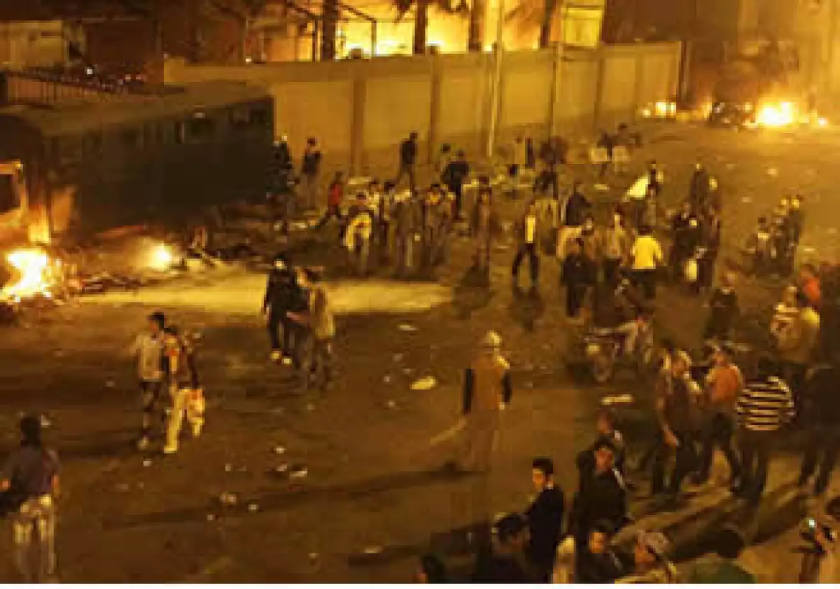 El toque de queda fue impueto en El Cairo debido a las protestas masivas. (Foto: AP)