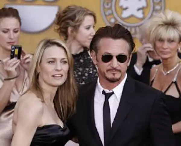 Penn derrotó como Mejor Actor a Brad Pitt, Richard Jenkins, Frank Langella y Mickey Rourke. Aquí en la alfombra roja con su esposa Robin Wright.