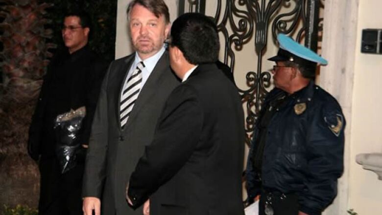 El exsecretario de relaciones exteriores, Jorge Castañeda, acompañó a la familia Saba en el funeral.