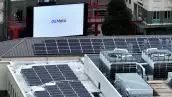 Vista de un edificio de Meta con paneles solares e infraestructura tecnológica. La empresa anunció la construcción de su primer centro de datos en Canadá, una instalación de IA de un gigavatio en Alberta.