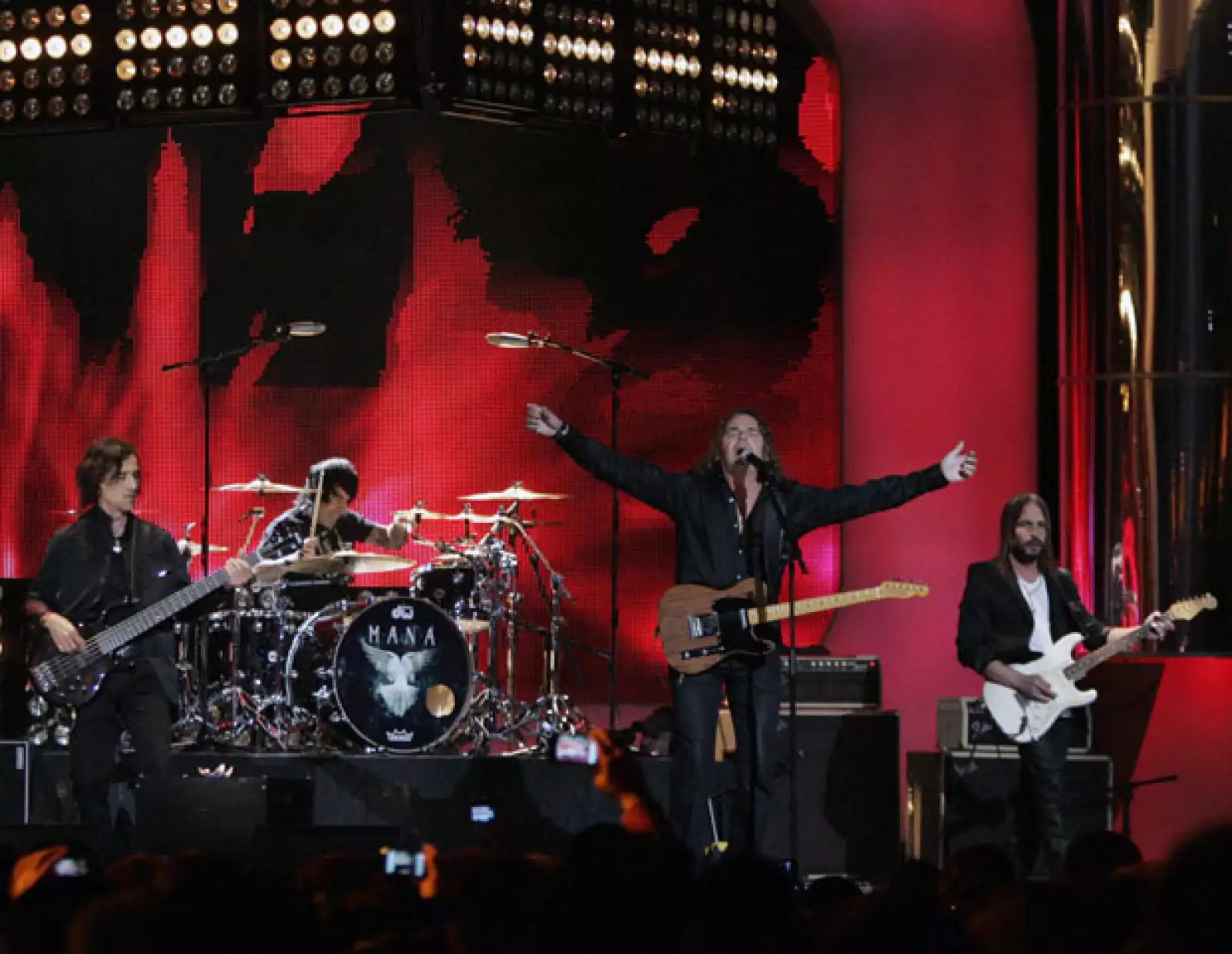 Maná presentó por primera vez en televisión su sencillo Lluvia al corazón.