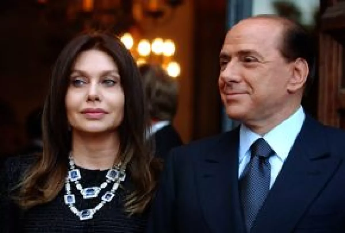 El primer ministro italiano afirma que no sabe aún si desea reconciliar su matrimonio y exigió una disculpa pública de su esposa ante su amenaza de divorcio.