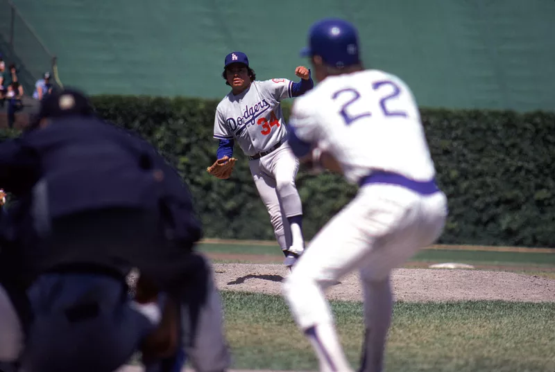 Foto del pitcher Fernando Valenzuela lanzando una bola en un juego contra los Cubs de Chicago en junio de 1981.