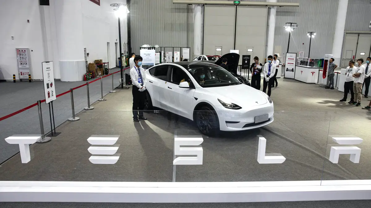 (Un modelo de Tesla exhibido)
