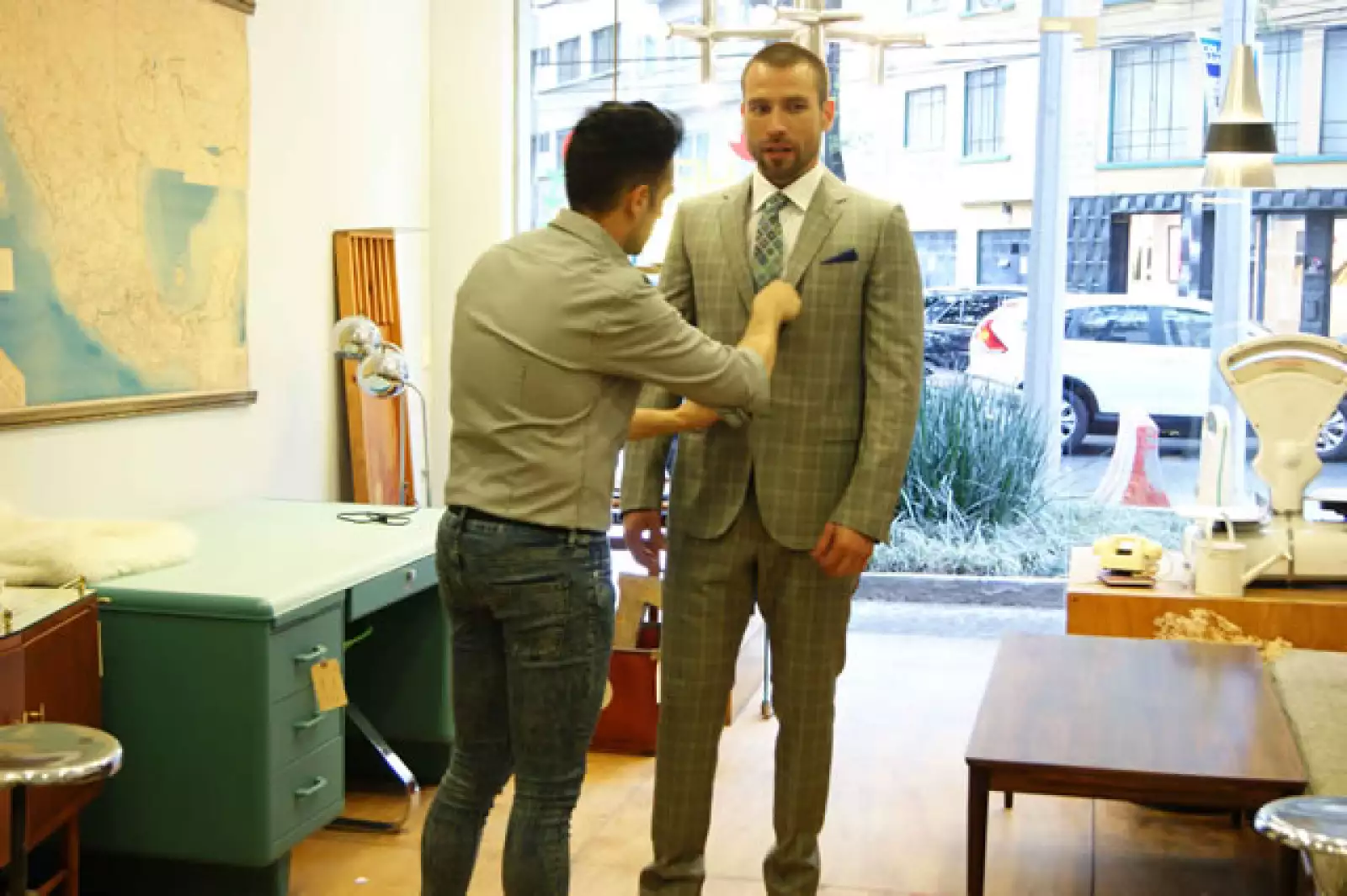 El coordinador de moda, Enrico Bompani ajustando detalles del traje Gucci que llevaba Rafa. Camisa: Suit Supply. Corbata y pañuelo: Adolfo Dominguez. Cinturón: Prada.