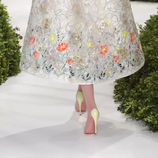 Tacones bicolor le dieron un giro muy femenino a la colección.